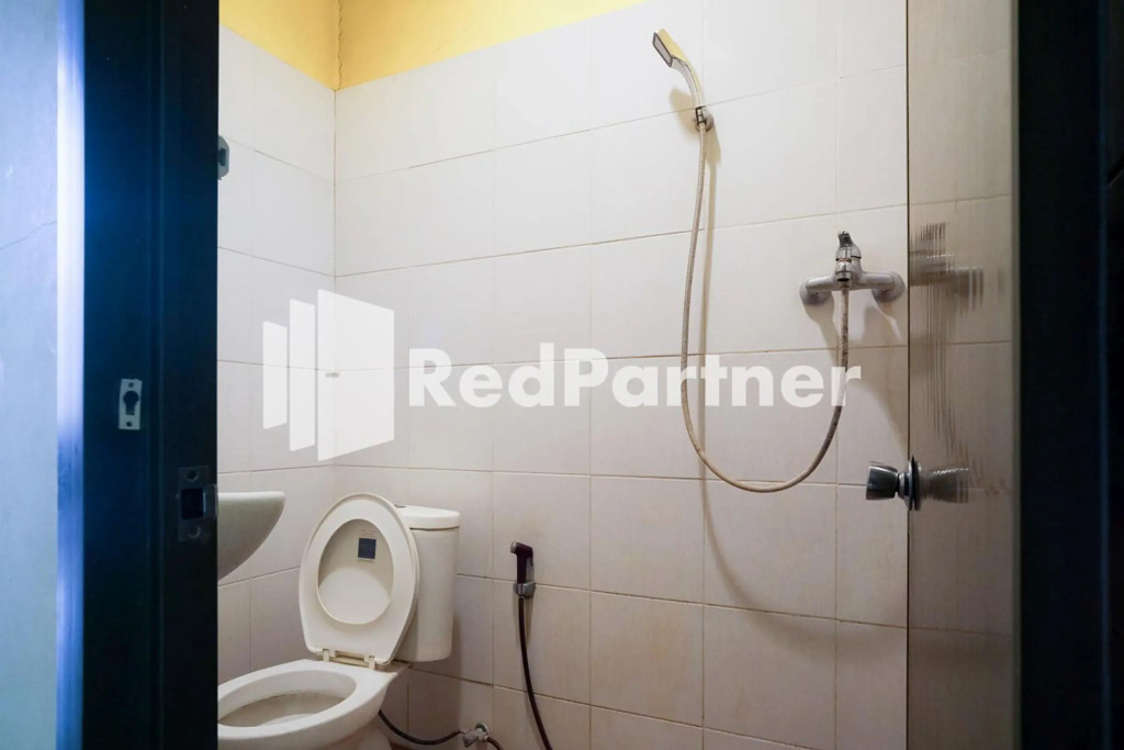 RedDoorz at Sparkling Hotel Surabaya