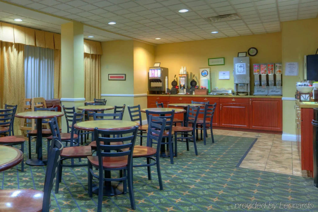 Country Inn & Suites by Radisson, Fredericksburg South (I-95), VA