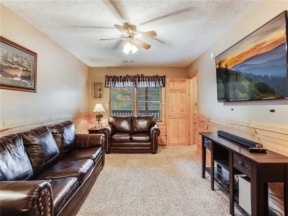 Mountain Elegance 2 Bedroom Home with Hot Tub