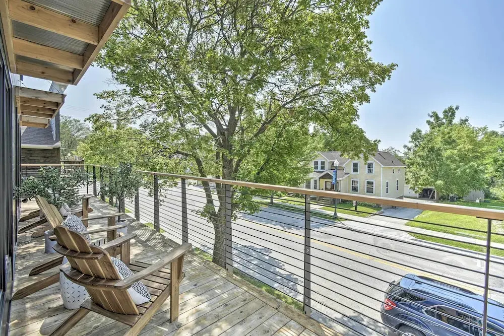 Modern Townhome w/ Deck - 1/2 Mi to Elkhart Lake!