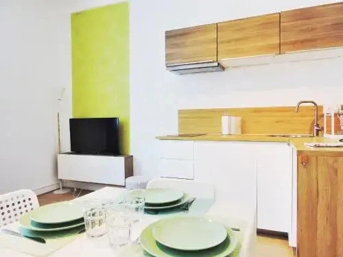 F2 Golden Lounge, Hyper Centre, Parking