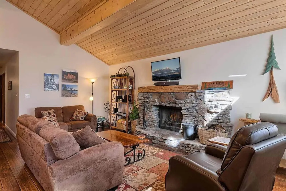 Knotty Pine Vacation Cabin by RedAwning