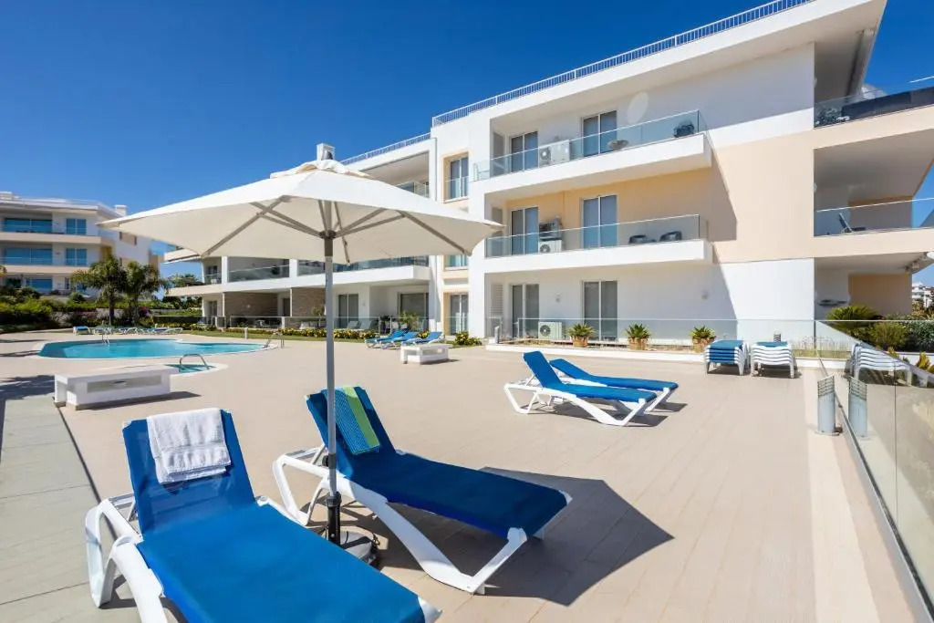 CoolHouses Algarve Lagos, 3 Bed modern Flat, outdoor, Indoor pools and SPA, Amor à Vida