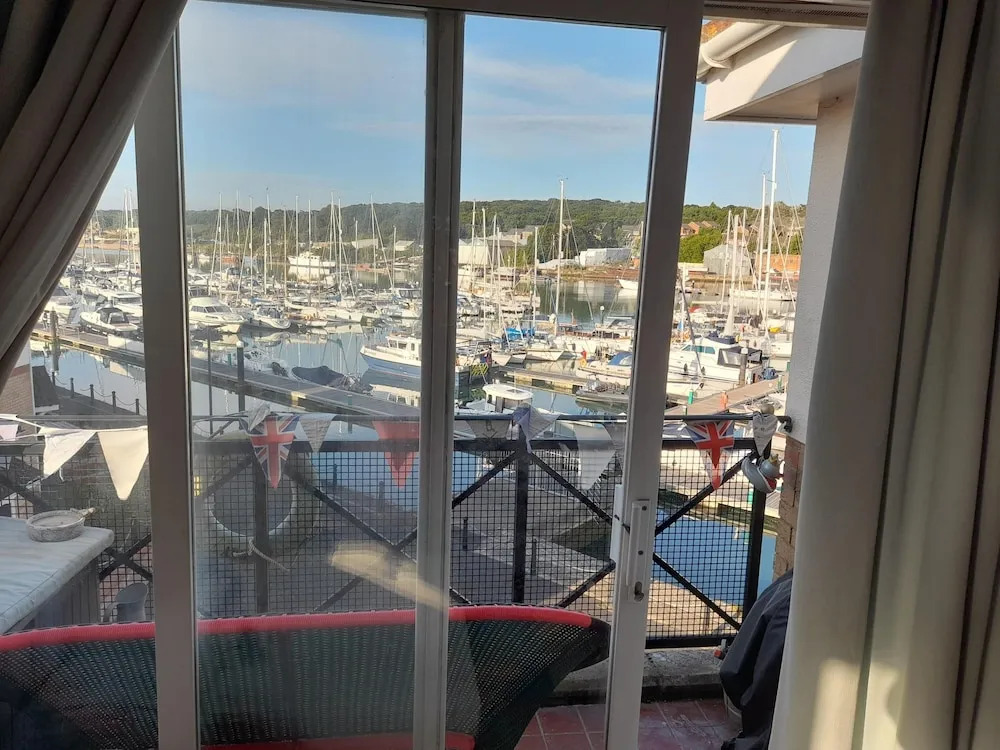 Marina View, South Facing Balcony Sunny Apartment