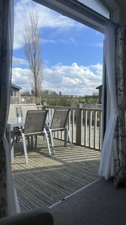Dog Friendly Lodge With hot Tub, Quiet Location