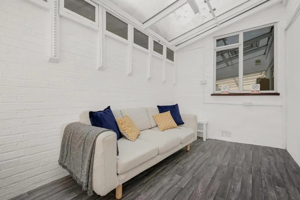 Heathrow Living Stanwell Serviced House 5 bedrooms