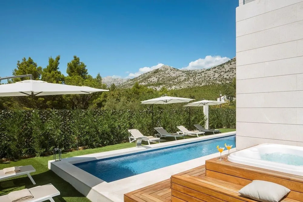 5-Star Villa Calma I with Heated Pool, Jacuzzi, Sea and Palm Tree Garden