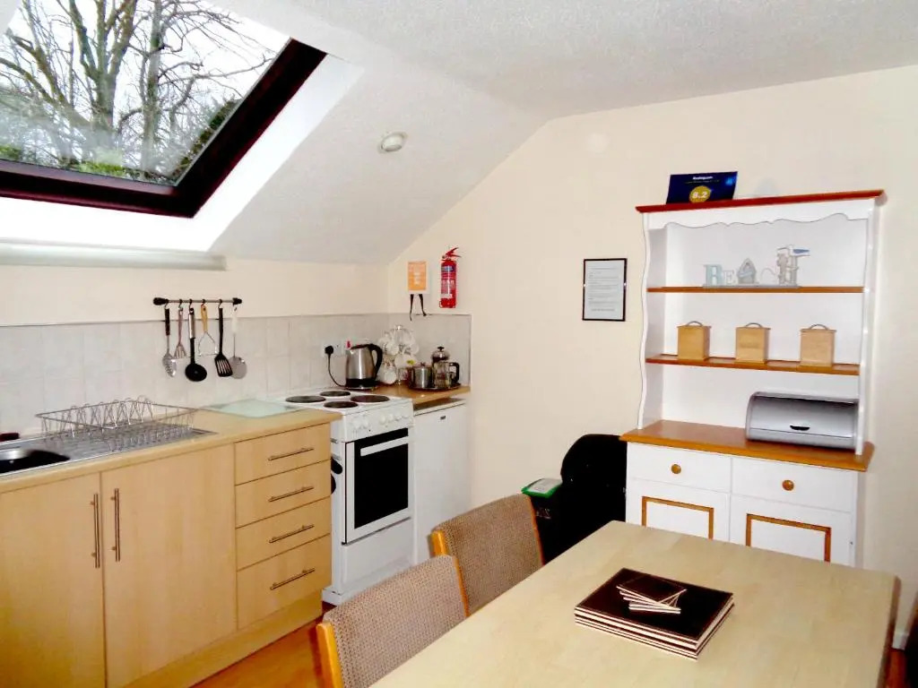 28 Yew Lodge