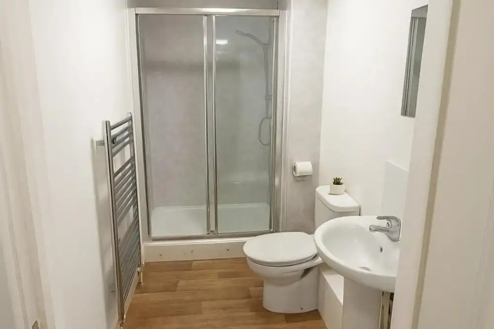 7 Bed House - Sleeps 14 - Parking