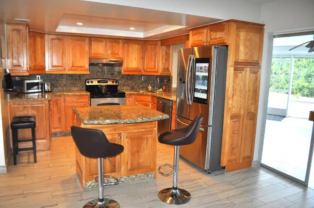 Lovely 3-bd, walk to bars, 9 min drive from beach! Heated pool.