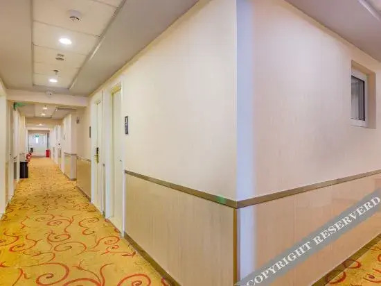 Super 8 Hotel (Beijing Bird's Nest Wukuang Building)
