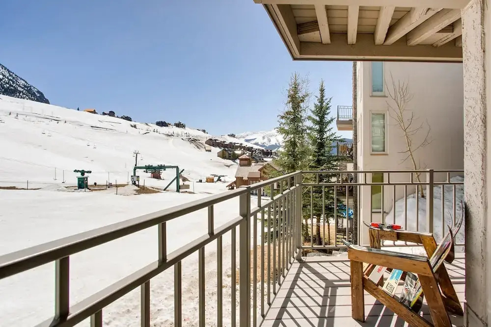 Ski-in/ski-out 2 Br - Sleeps 6 People 2 Bedroom Condo by RedAwning