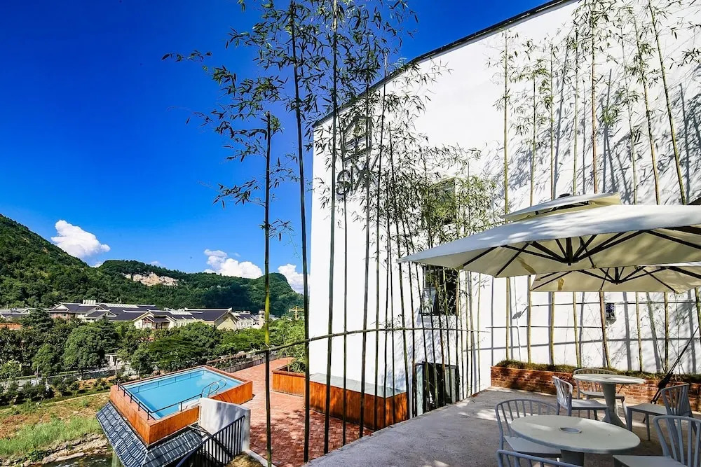 Zhangjiajie Yu Realm Hotel - Ancient Charm - Modern Luxury - Your Perfect Journey - A single pick-up or drop-off