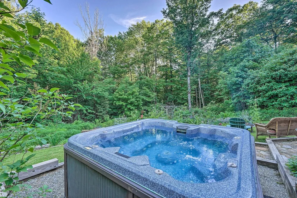 Game Room & Hot Tub: Pet-friendly Mount Snow Gem