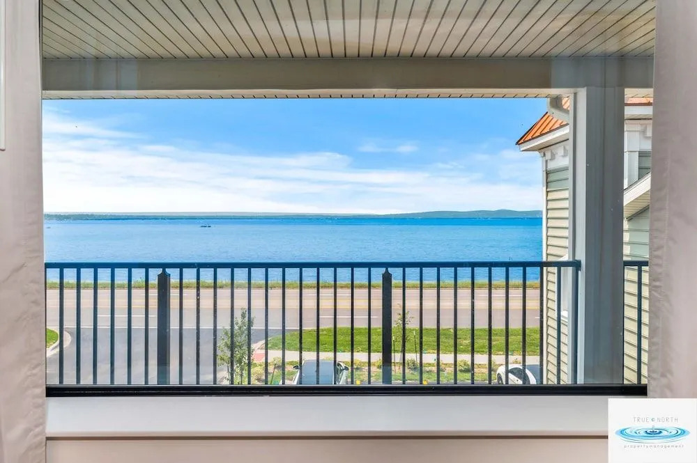 Gold Coast Inn ⁀➷ Breathtaking Sunsets ➠ Standard Lake View Room ➠ 106