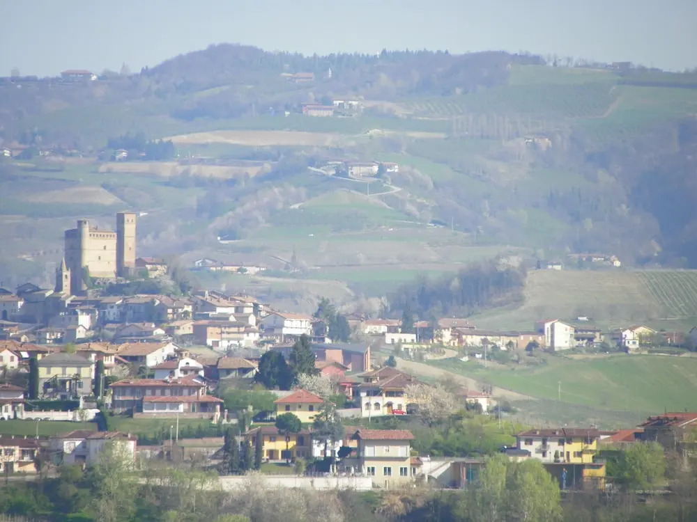 The Vigna del Parroco 2 is a House With two Apartments Located in Serralunga