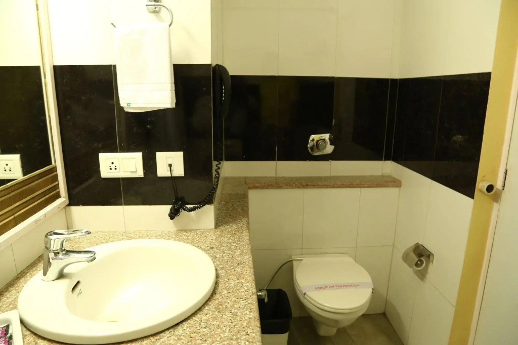 OYO 821 Sarao Hotel