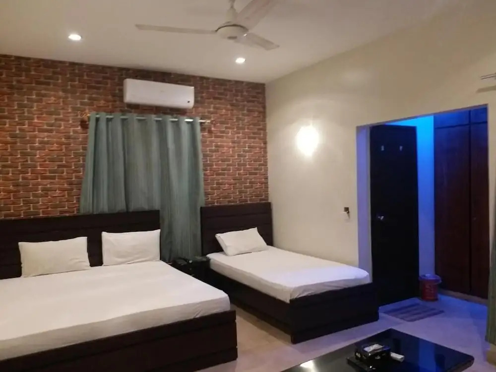 Hotel Elegant Near Karachi Expo Center and Agha Khan