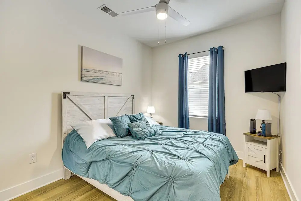 Walk to Riverfront District: Bright Wilmington Apt