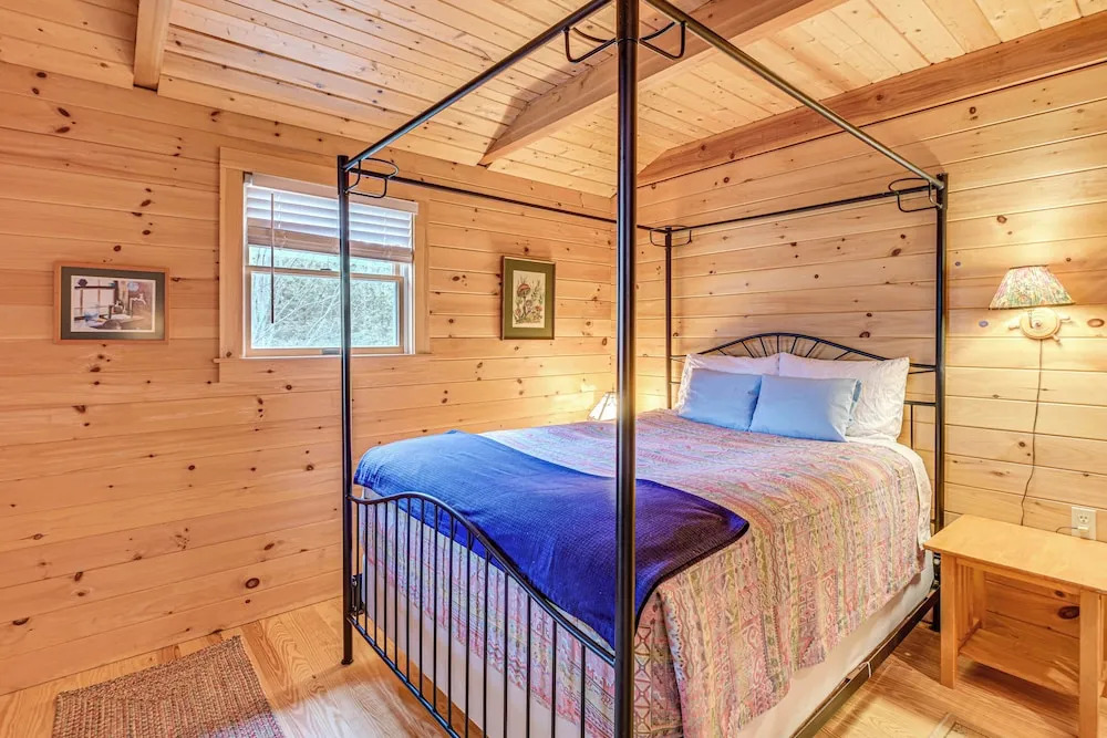 Lamoine Cabin w/ Deck ~ 16 Mi to Acadia Natl Park