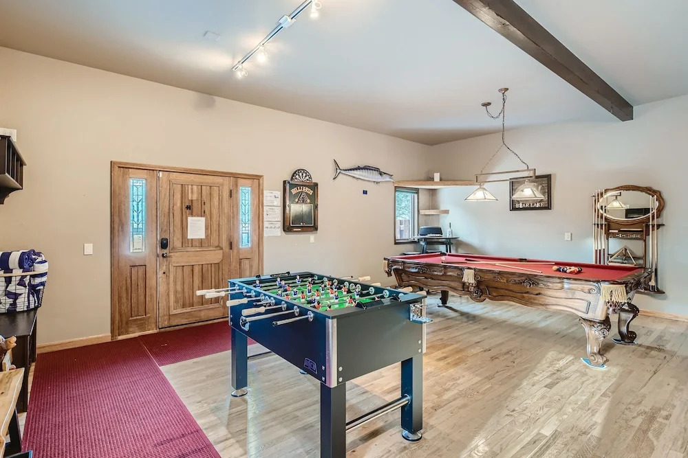 Moose Hill Lodge 5 Bedroom Home by RedAwning