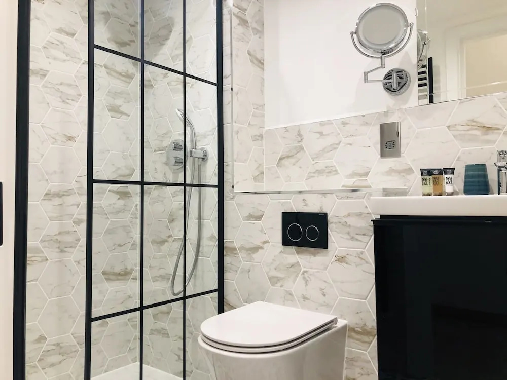 Perfect Holiday Escape - 1 and 2 Bedroom Deluxe Apartments at Liverpool Street
