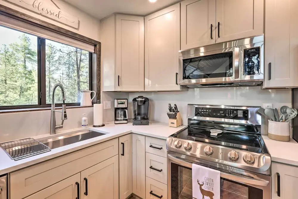 Wraparound Deck & Poker Room: Cabin in Munds Park