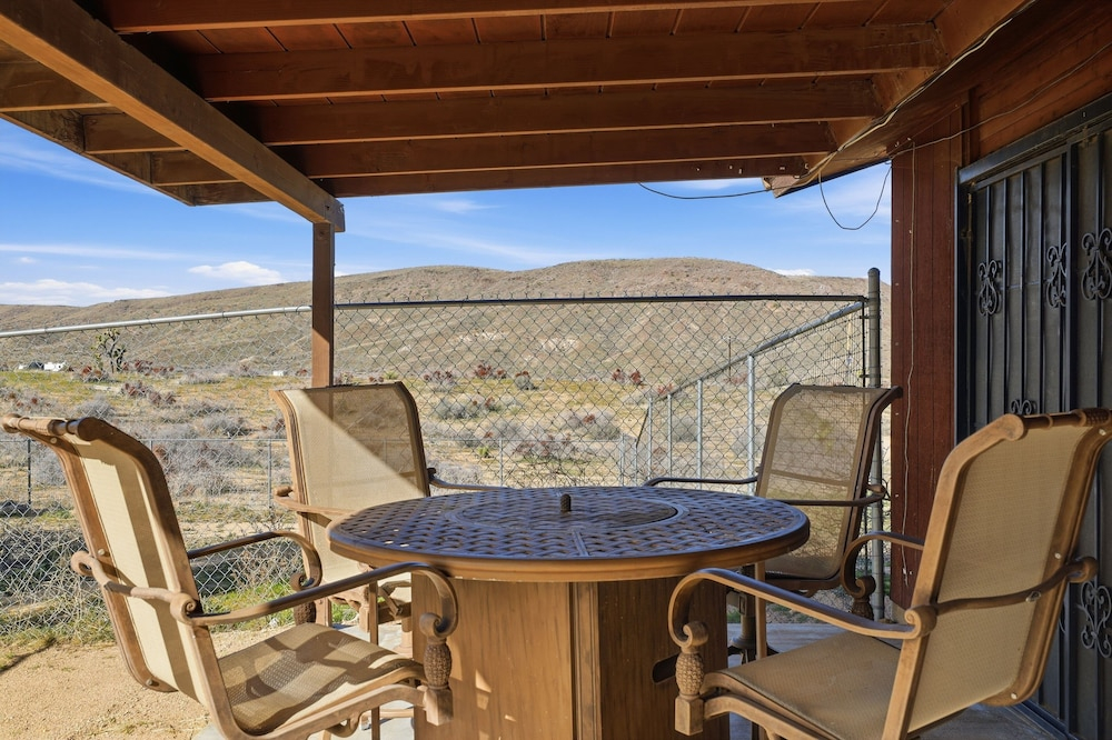 Desert Paradise: Walk to Pappy's - EV and Sleeps 8