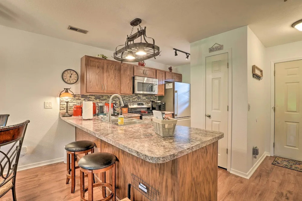 Sun-soaked Lake Taneycomo Condo w/ Furnished Patio