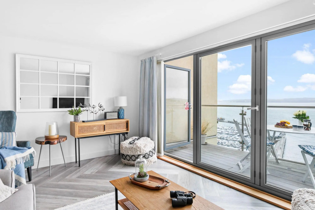 A7 Masts - Striking beachside apartment with beautiful sea views, private balcony and secure parking