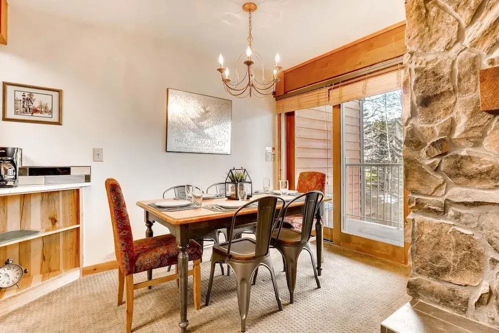 Sawmill Creek Blue Moose Condo: Ski-In, Walk to Main St