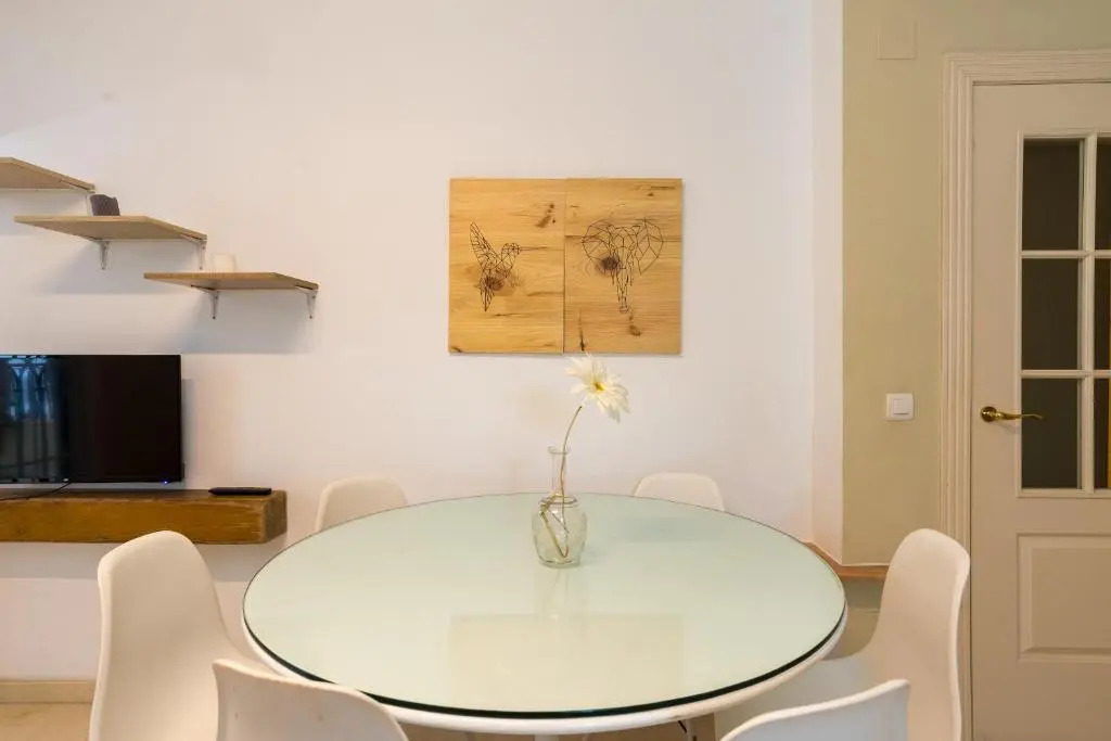 GR0-Quiet apartment, Private backyard, Walk to Old Town