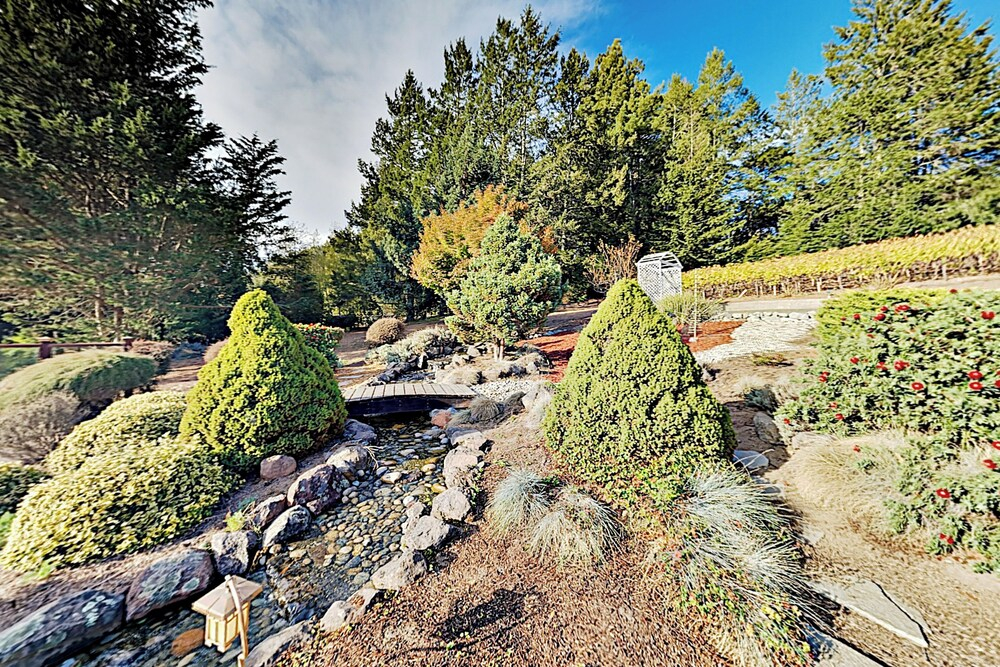Mtn-view Retreat w/ Hot Tub + Deck in Sebastopol