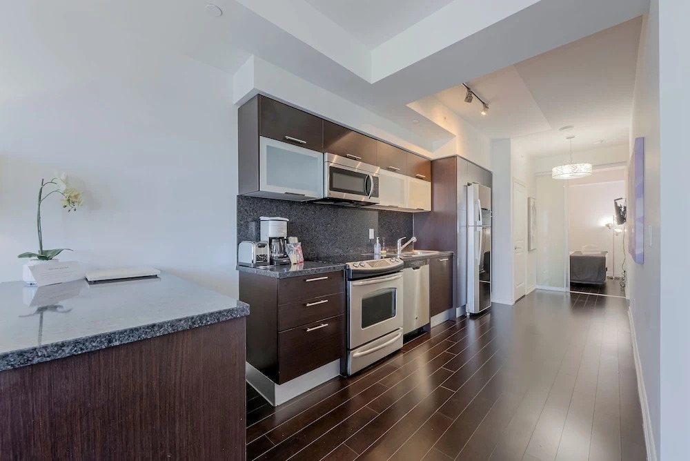 Atlas Suites - Bay & College