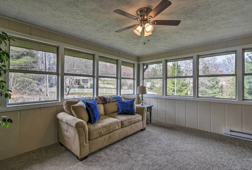 Condo w/ Sunroom, Near Downtown Hendersonville!