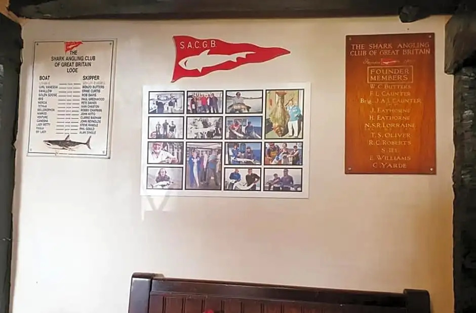 Jolly Sailor Inn - THE OLDEST PUB IN LOOE - Family run and full of charm and character