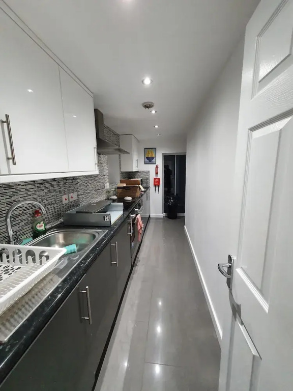 Chic Spacious Apartment in Peterborough