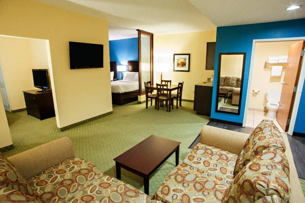 Holiday Inn Express & Suites Harrisburg West