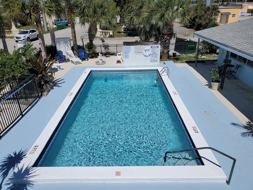 Coral Sands HUGE Studio w/ 2 Queen beds