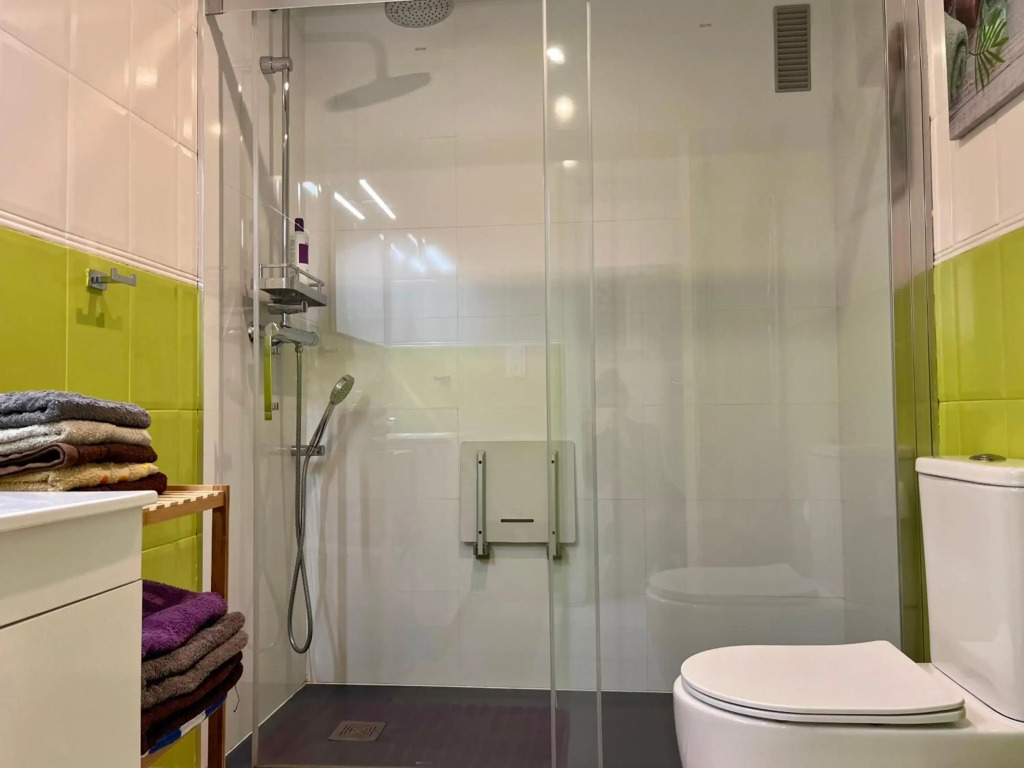 Apartamento con parking y piscina frente al mar para 4 personas