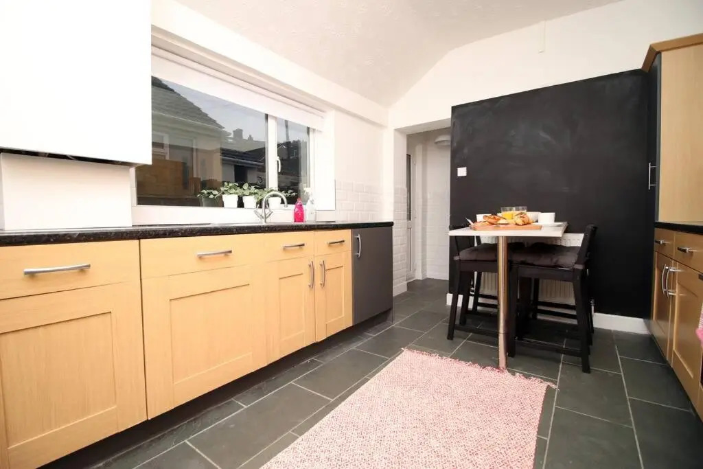 Stylish Home in Port Tennant - 4BR Free Parking!