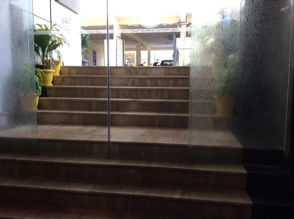 Iroomz Hotel SR Grand