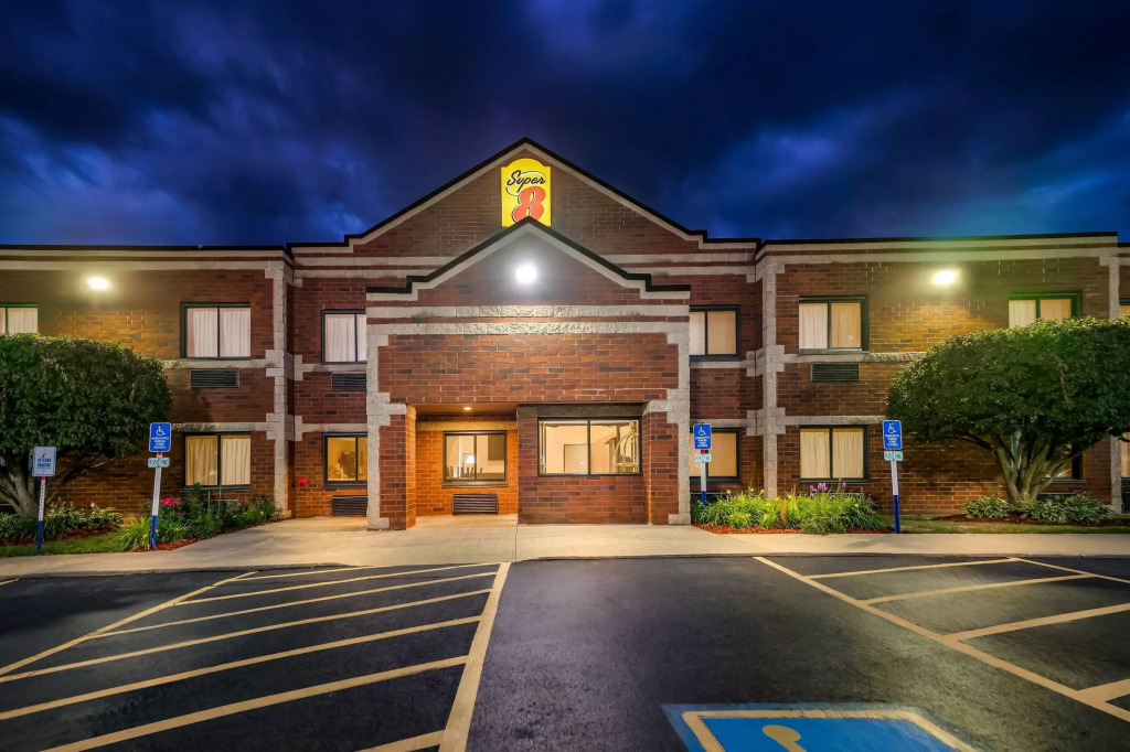 Super 8 by Wyndham Elgin