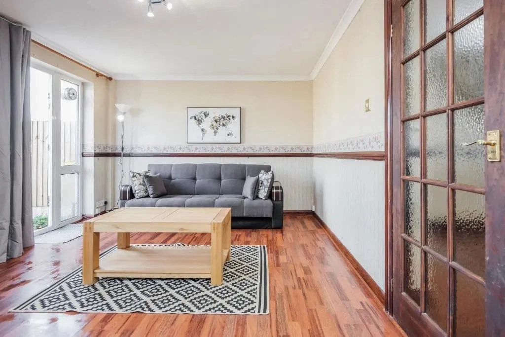 TMS Spacious 3-bed House! Tilbury! Free Parking!