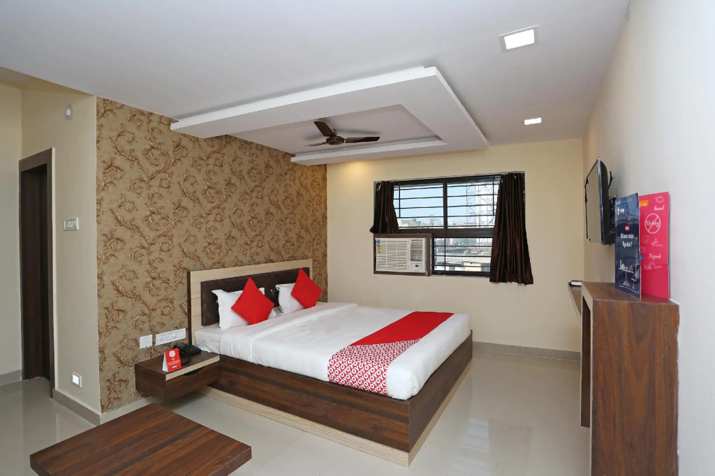 OYO Flagship 11549 Crystal INN