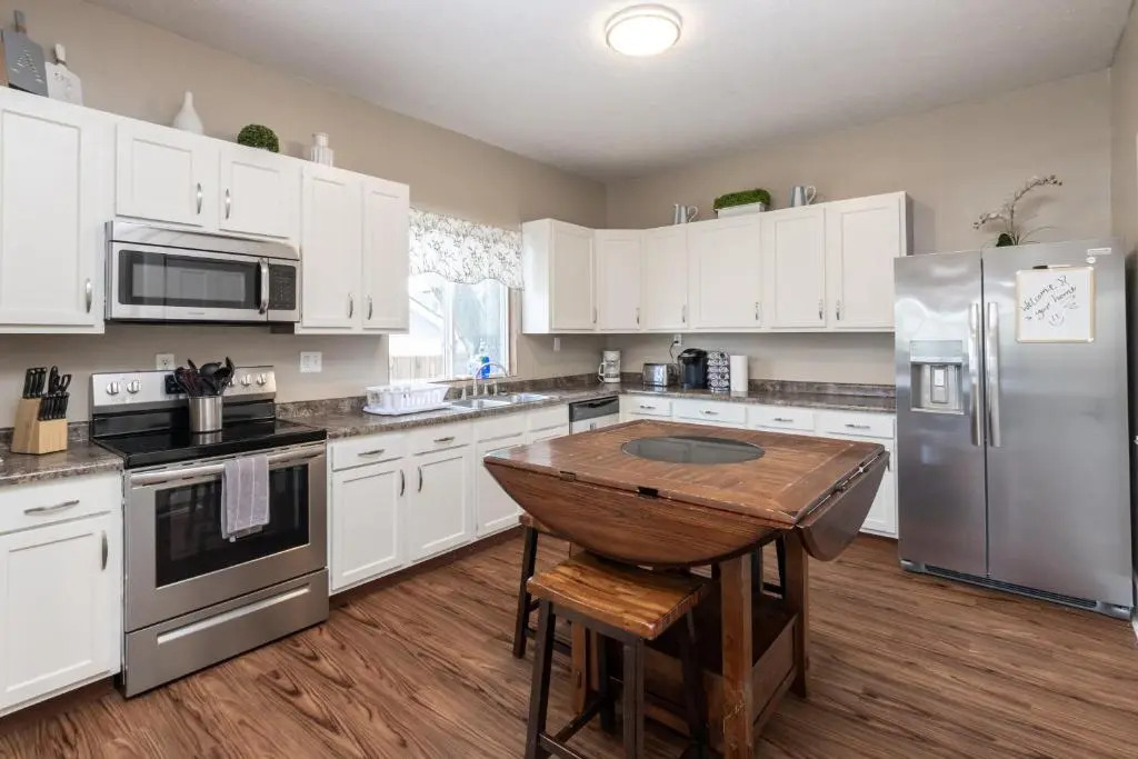 5 Bedroom 3200 Square Foot House for Downtown Travelers