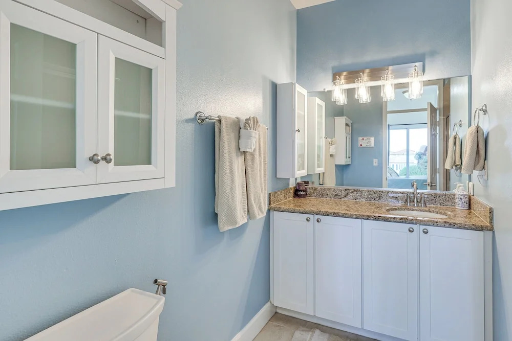 Walk to Beach & Marina! Ruskin Resort Retreat