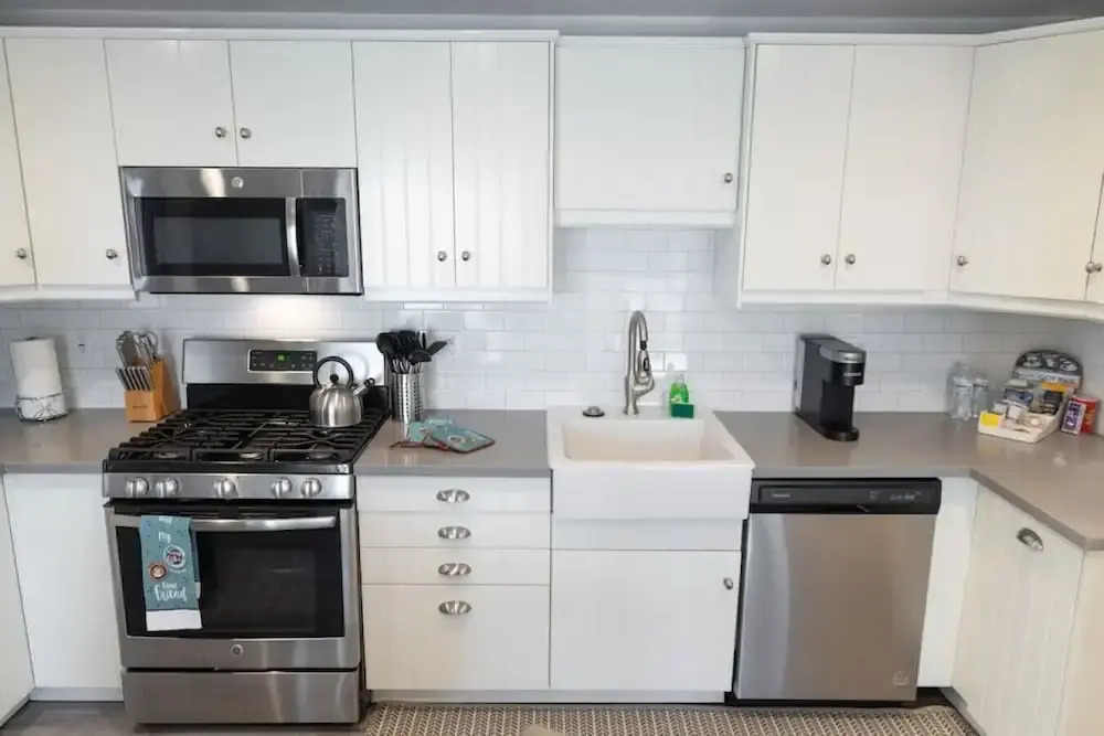 Updated 1BR House in Glendale With Private Fenced Yard p55