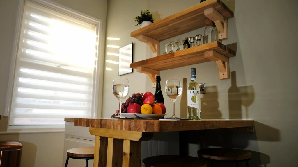 Crows Nest - Sleeps 6 nr North Bay beach and town