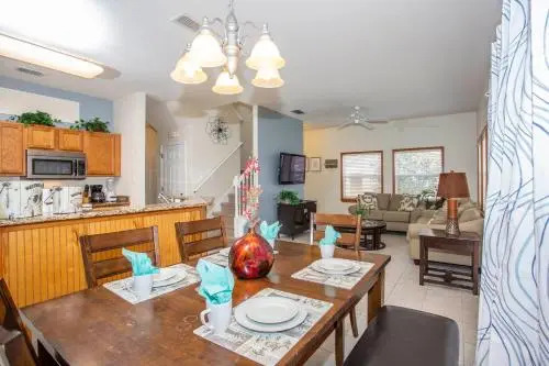 Four Bedroom w/ Pool Close to Disney 8570